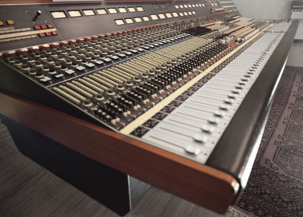 Neve_8048_red.thumb.jpg.c59a78c5be3673bb61dd4dee5d60860d.jpg