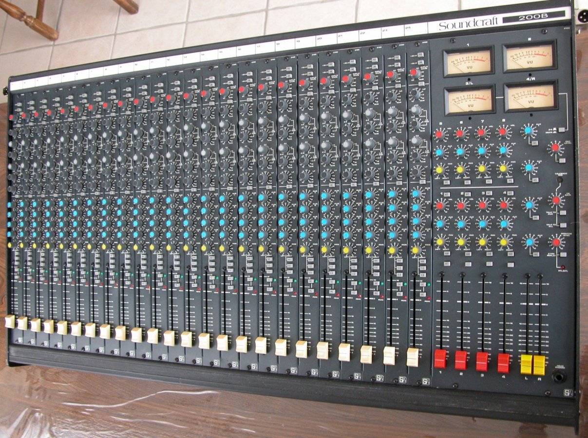 soundcraft-200b-374290_red_.thumb.jpg.2d88b44eeb33ce4150488fe6059022d1.jpg