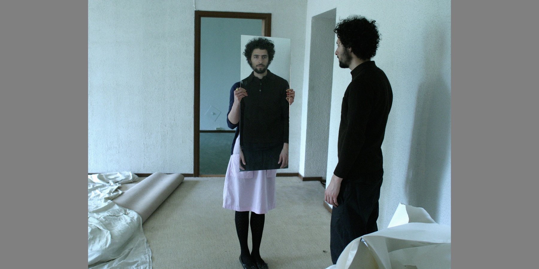 Bild på José González som reflekteras i en spegel. Foto: Fredrik Egerstrand