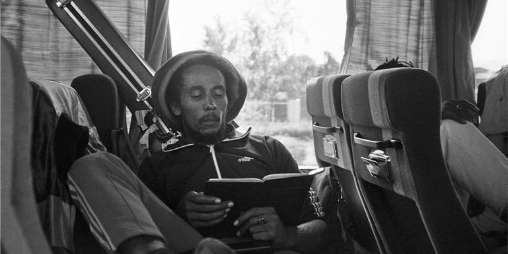 bob_marley_bibel_red.jpg.119d2bd272b95b1561f1d82edd03c957.jpg